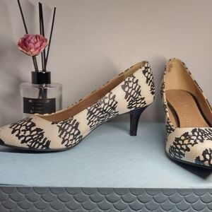 Dexflex Comfort Black and Cream Patterned Heel Woman's Shoes